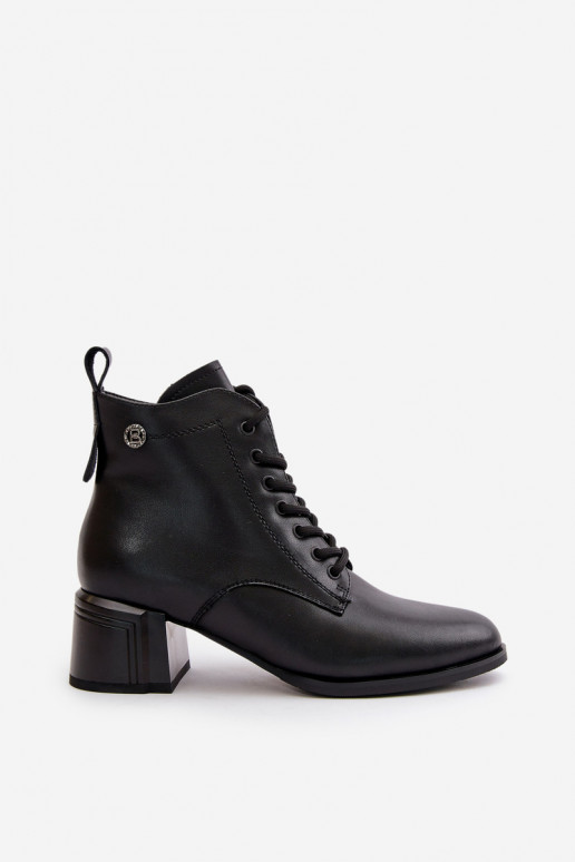 Dames veterschoenen van natuurlijk leer, geïsoleerd, in zwarte kleur Vinceza 91110