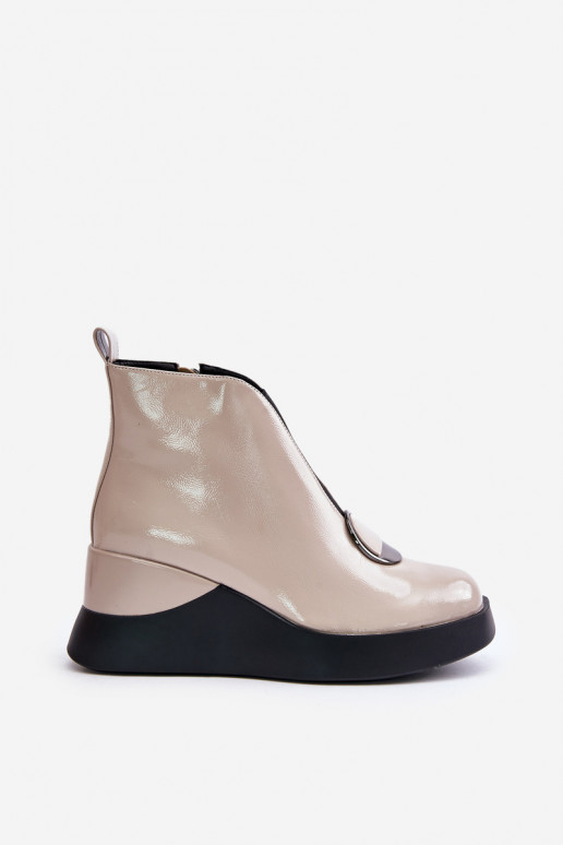 Sandkleurige enkellaarsjes met platform en lakeffect D&A MR880-136