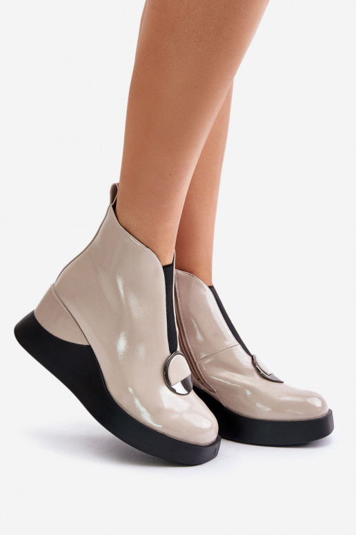 Sandkleurige enkellaarsjes met platform en lakeffect D&A MR880-136