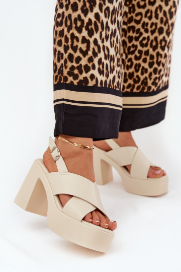 Dames sandalen met hoge hak op een platform van ivoorkleurig faux leather Annavin 2