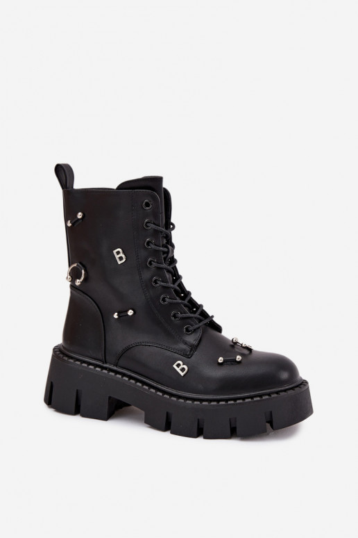 Dames werkschoenen met mooie details geïsoleerd in zwart Lunea
