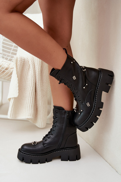 Dames werkschoenen met mooie details geïsoleerd in zwart Lunea