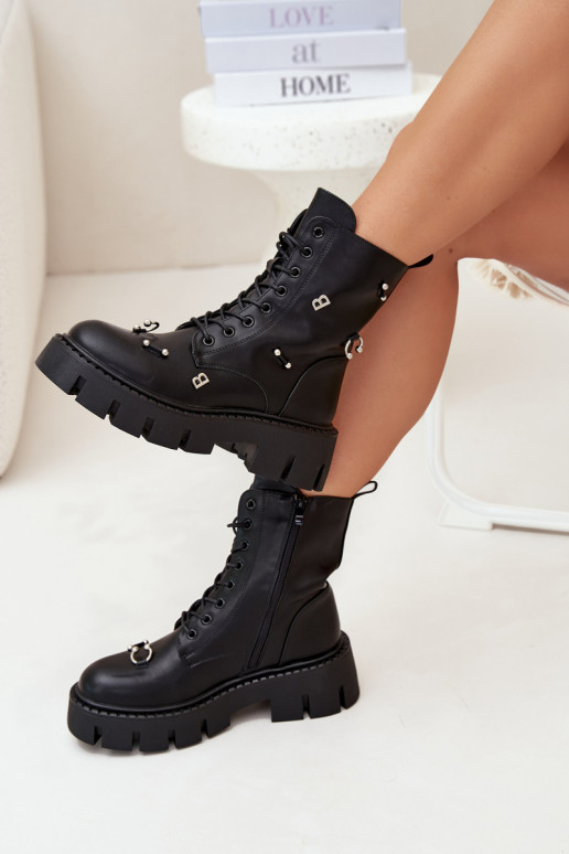 Dames werkschoenen met mooie details geïsoleerd in zwart Lunea