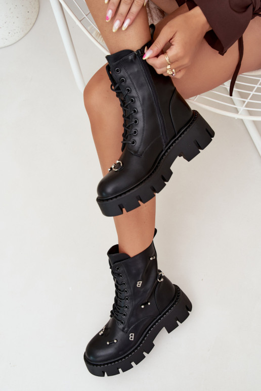 Dames werkschoenen met mooie details geïsoleerd in zwart Lunea