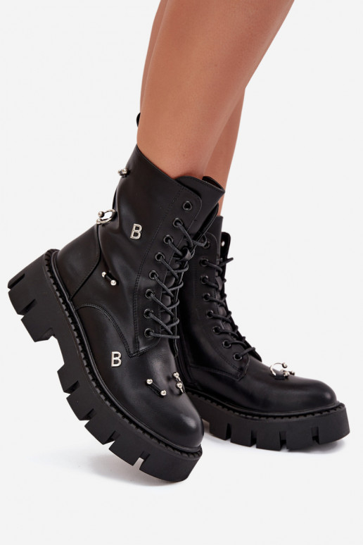Dames werkschoenen met mooie details geïsoleerd in zwart Lunea