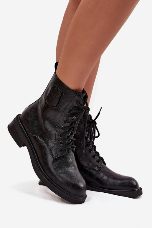 Zwarte laarzen voor vrouwen van faux leer met decoratieve details Tai turiciejka K7180-01