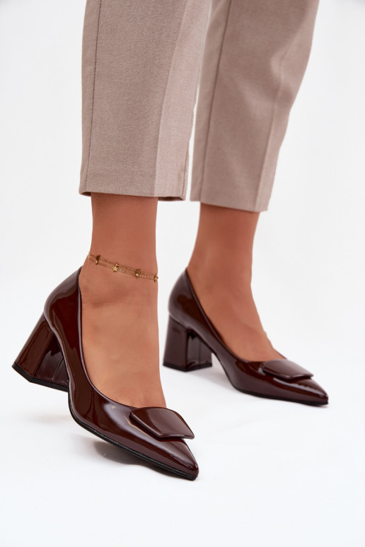 Lakken effect schoenen met hakken en ornamenten CzekoladoĮe Isoline