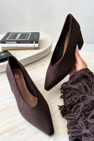 Schoenen met puntige neus en vierkante hakken in chocolade kleur Lavisa