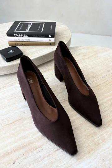 Schoenen met puntige neus en vierkante hakken in chocolade kleur Lavisa 2