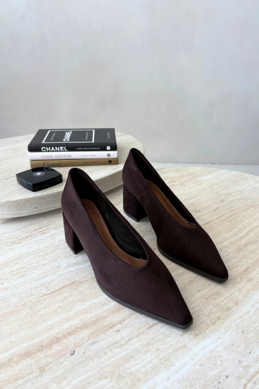 Schoenen met puntige neus en vierkante hakken in chocolade kleur Lavisa