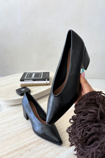 Schoenen met puntige neus en vierkante hakken van faux leather in zwarte kleur Lavisa
