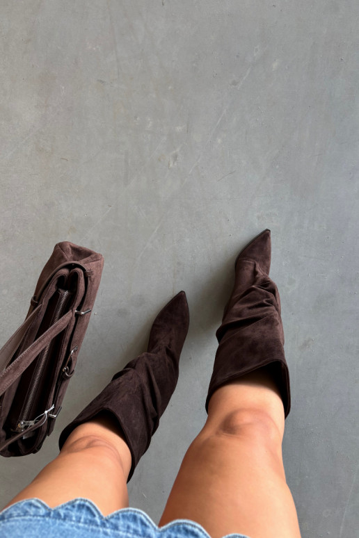 Dames laarzen tot boven de knie met gebogen bovenkant en hakken van suede in chocolade kleur Durela