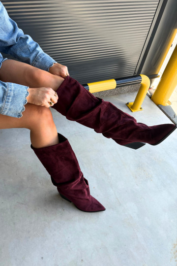 Dames laarzen tot boven de knie met gebogen bovenkant en hakken van suede in bordeaux kleur Durela 2