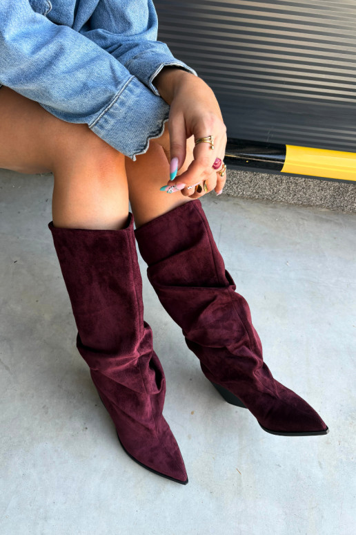 Dames laarzen tot boven de knie met gebogen bovenkant en hakken van suede in bordeaux kleur Durela