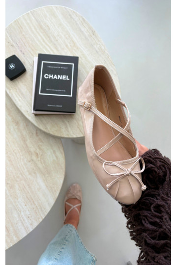 Beige gelakte ballerina's met lintjes Kokardką