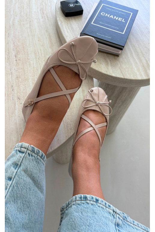 Beige gelakte ballerina's met lintjes Kokardką