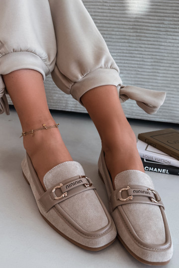 Zandkleurige mocassins met decoratieve elementen Evelora 2