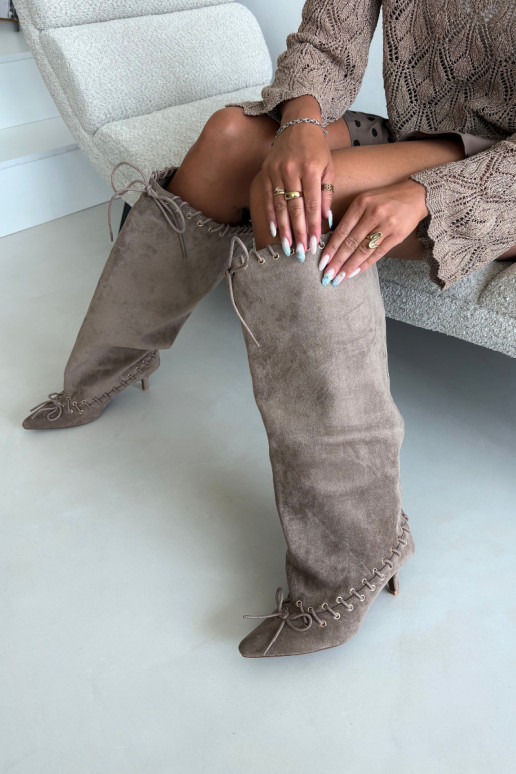 Lange laarzen met een gemiddelde hak van faux suede met decoratieve veters in zandkleur Juletta
