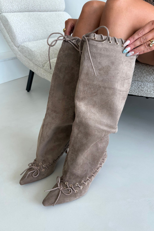 Lange laarzen met een gemiddelde hak van faux suede met decoratieve veters in zandkleur Juletta
