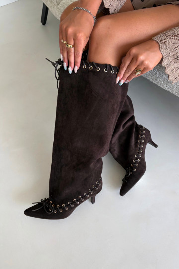 Lange laarzen met een gemiddelde hak van faux suede met decoratieve veters in chocolade kleur Juletta 2