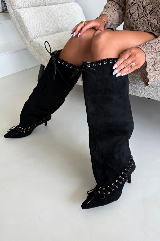 Lange laarzen met een gemiddelde hak van faux suede met decoratieve veters in zwarte kleur Juletta