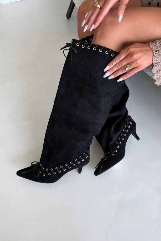 Lange laarzen met een gemiddelde hak van faux suede met decoratieve veters in zwarte kleur Juletta