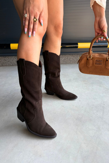 Lange cowboylaarzen van natuurlijk suede met isolatie en hakken in chocolade kleur Radley
