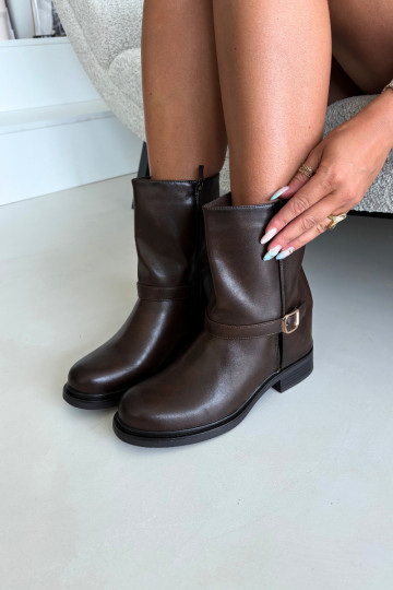 Geïsoleerde dames enkellaarsjes met gespen in chocolade kleur Corley 2
