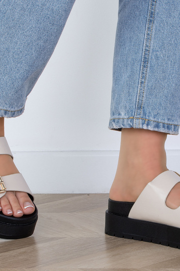 Dames platform slippers met gouden details in zand- en zwarte kleuren 2