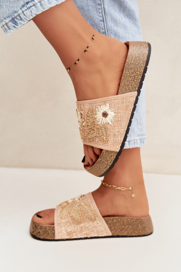 Zandkleurige dames slippers op een platform met decoratie Ledina