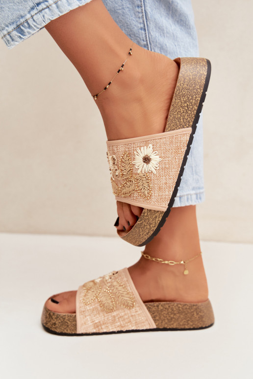 Zandkleurige dames slippers op een platform met decoratie Ledina