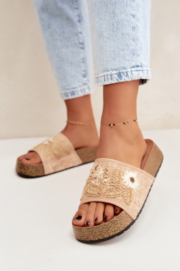 Zandkleurige dames slippers op een platform met decoratie Ledina 2