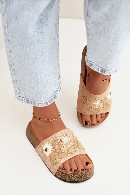 Zandkleurige dames slippers op een platform met decoratie Ledina