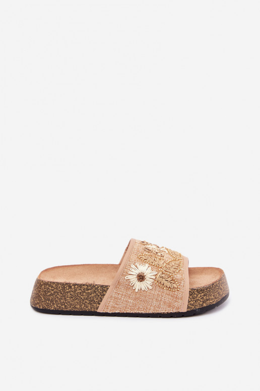 Zandkleurige dames slippers op een platform met decoratie Ledina