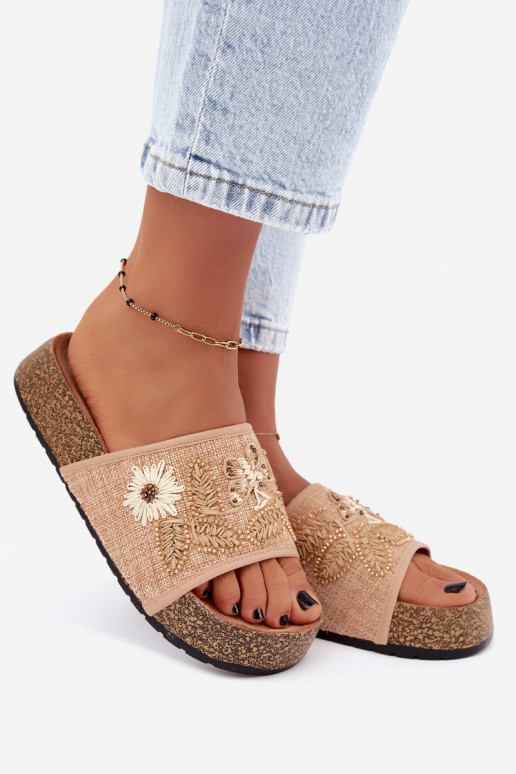 Zandkleurige dames slippers op een platform met decoratie Ledina