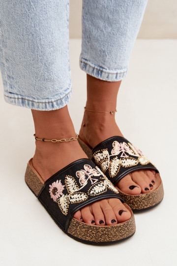 Zwarte dames slippers op een platform met decoratie Ledina