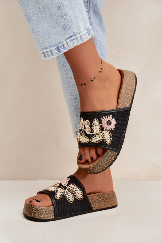 Zwarte dames slippers op een platform met decoratie Ledina