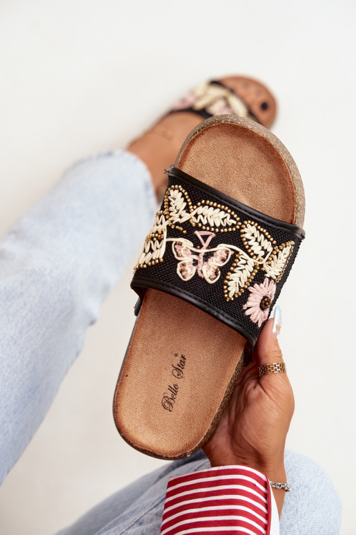 Zwarte dames slippers op een platform met decoratie Ledina