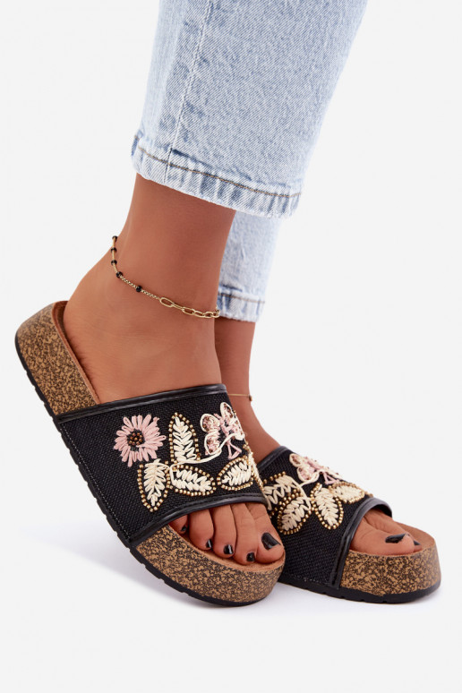 Zwarte dames slippers op een platform met decoratie Ledina