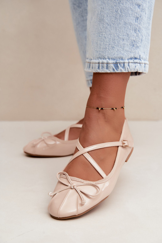 Beige gelakte ballerina's met lintjes Kokardką