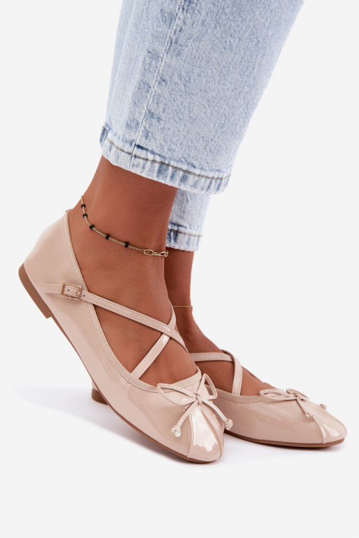 Beige gelakte ballerina's met lintjes Kokardką