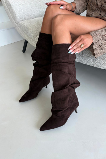 Chocolade gekreukte kniehoge laarzen met kitten heel van suede LoĮen