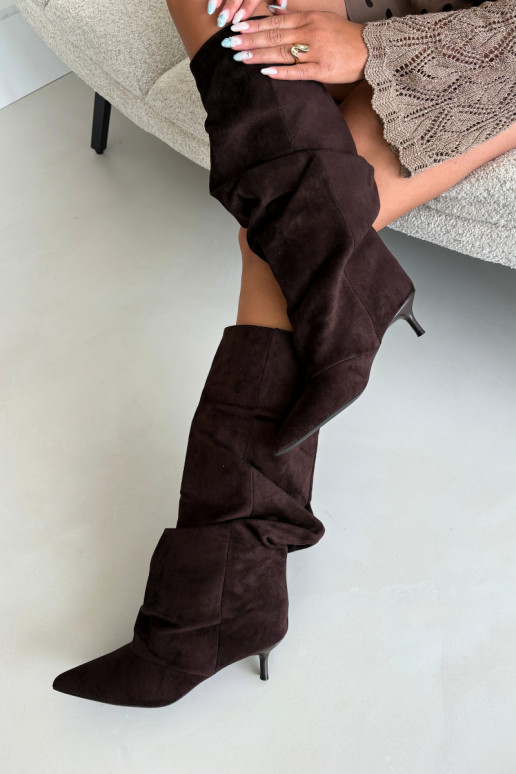 Chocolade gekreukte kniehoge laarzen met kitten heel van suede LoĮen