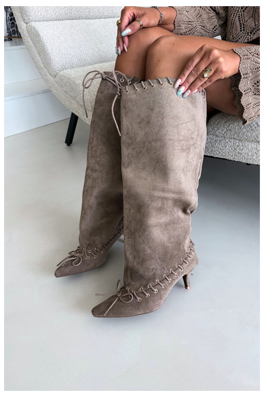 Lange laarzen met een gemiddelde hak van faux suede met decoratieve veters in zandkleur Juletta