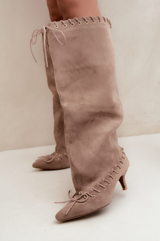 Lange laarzen met een gemiddelde hak van faux suede met decoratieve veters in zandkleur Juletta