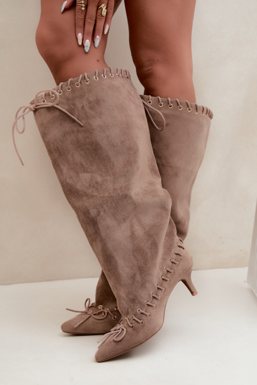 Lange laarzen met een gemiddelde hak van faux suede met decoratieve veters in zandkleur Juletta