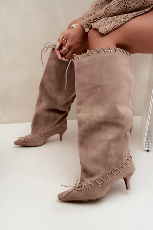 Lange laarzen met een gemiddelde hak van faux suede met decoratieve veters in zandkleur Juletta