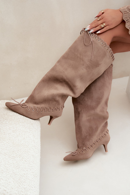 Lange laarzen met een gemiddelde hak van faux suede met decoratieve veters in zandkleur Juletta