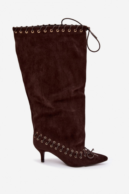 Lange laarzen met een gemiddelde hak van faux suede met decoratieve veters in chocolade kleur Juletta