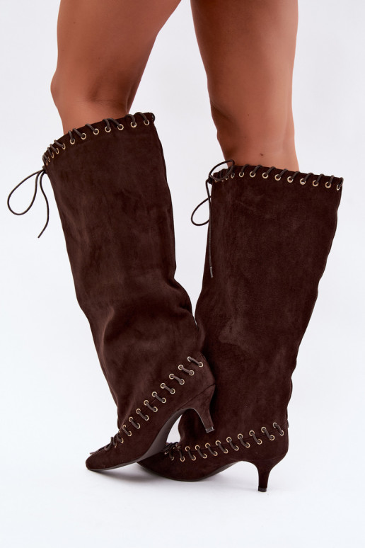 Lange laarzen met een gemiddelde hak van faux suede met decoratieve veters in chocolade kleur Juletta